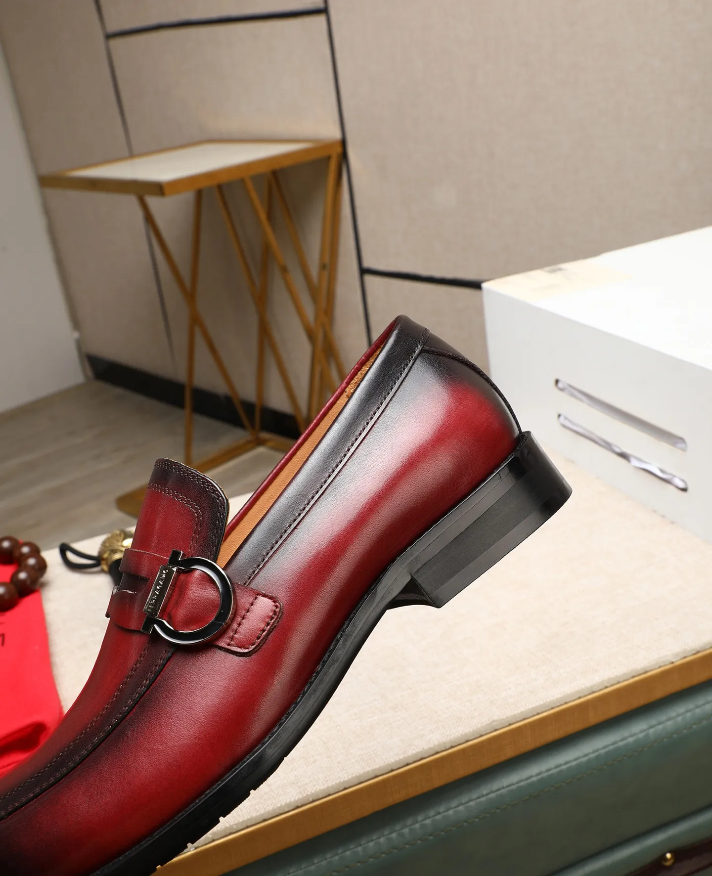 Men's shoes 💰560 📛📛(water-dyed cow lining) Salvatore Ferragamo high-end (Salvatore Ferragamo) is the world's top luxury footwear brand. It comes from the fashion kingdom of Italy. It is famous all over the world for its traditional handmade design and novel styles... 🚶🏻🚶🏻New suit shoes are available simultaneously at the counter. This model is made of pure handmade imported Italian calfskin fabric ➕soft water-dyed cowhide lining Original authentic outsole🌀🌀Size: 38➖44 (45 46 customized)